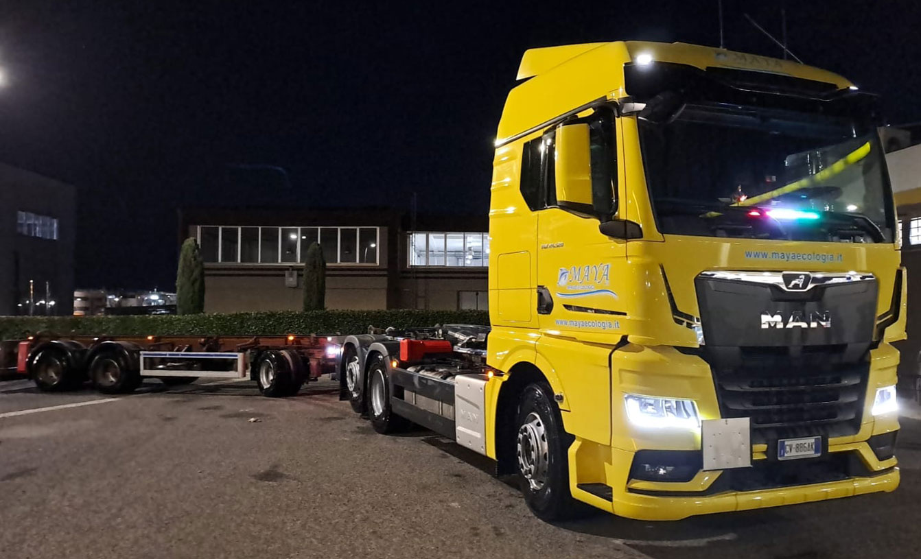 maya camion in sosta senza rimorchio